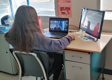 Élève en téléconférence