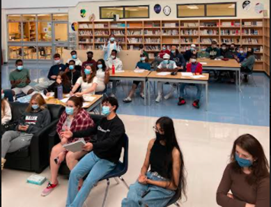 Étudiants dans la bibliothèque