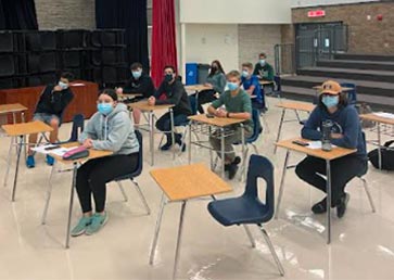 Élèves à leur pupitres en classe