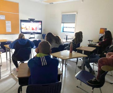 Élèves en téléconférence en classe